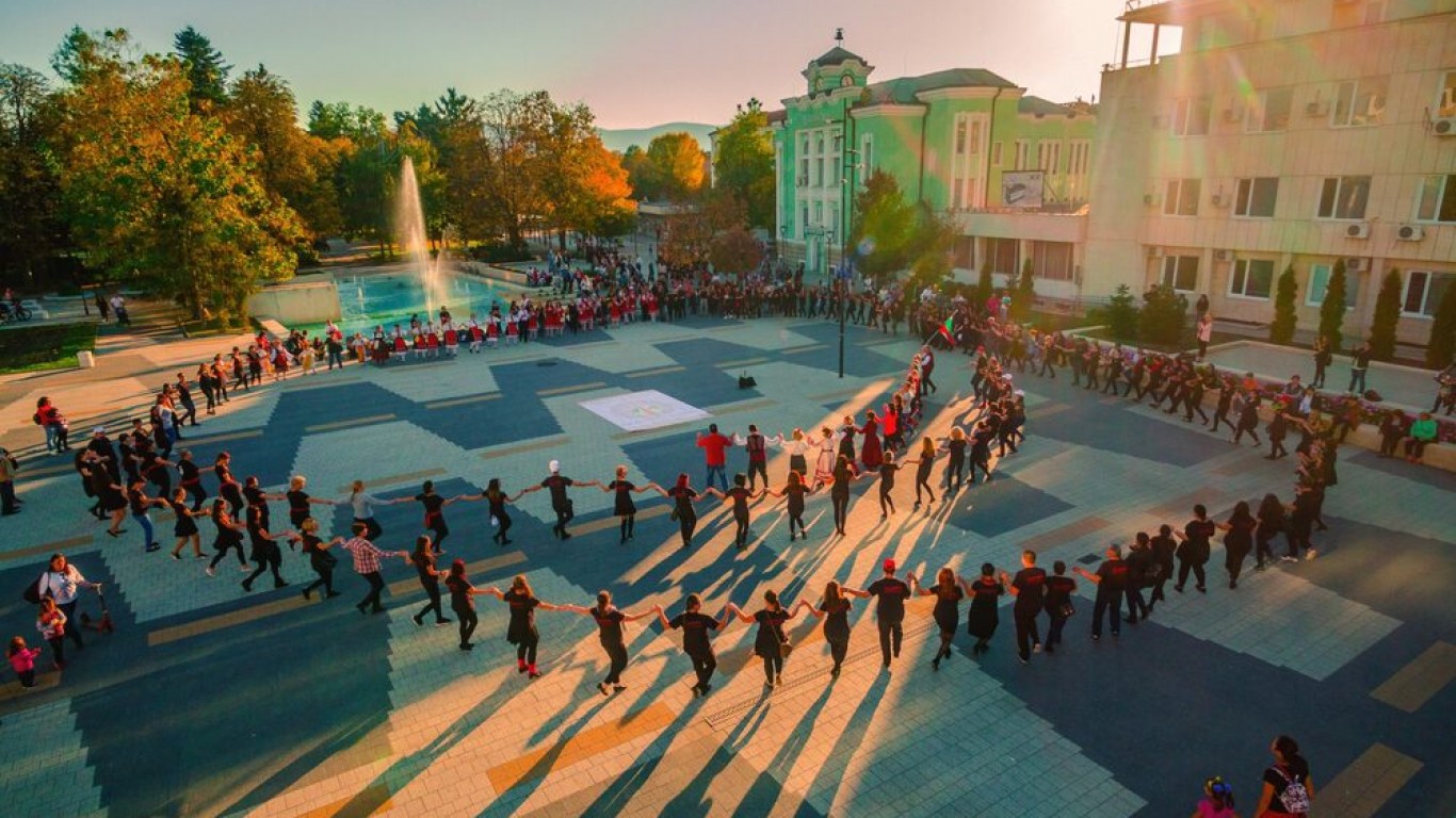 Над 400 танцьори пристигат в Търговище за „Джумалийско надиграване“