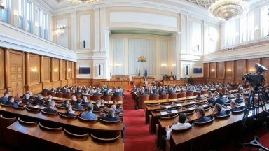 Депутатите започнаха днешното пленарно заседание със спор по дневния ред