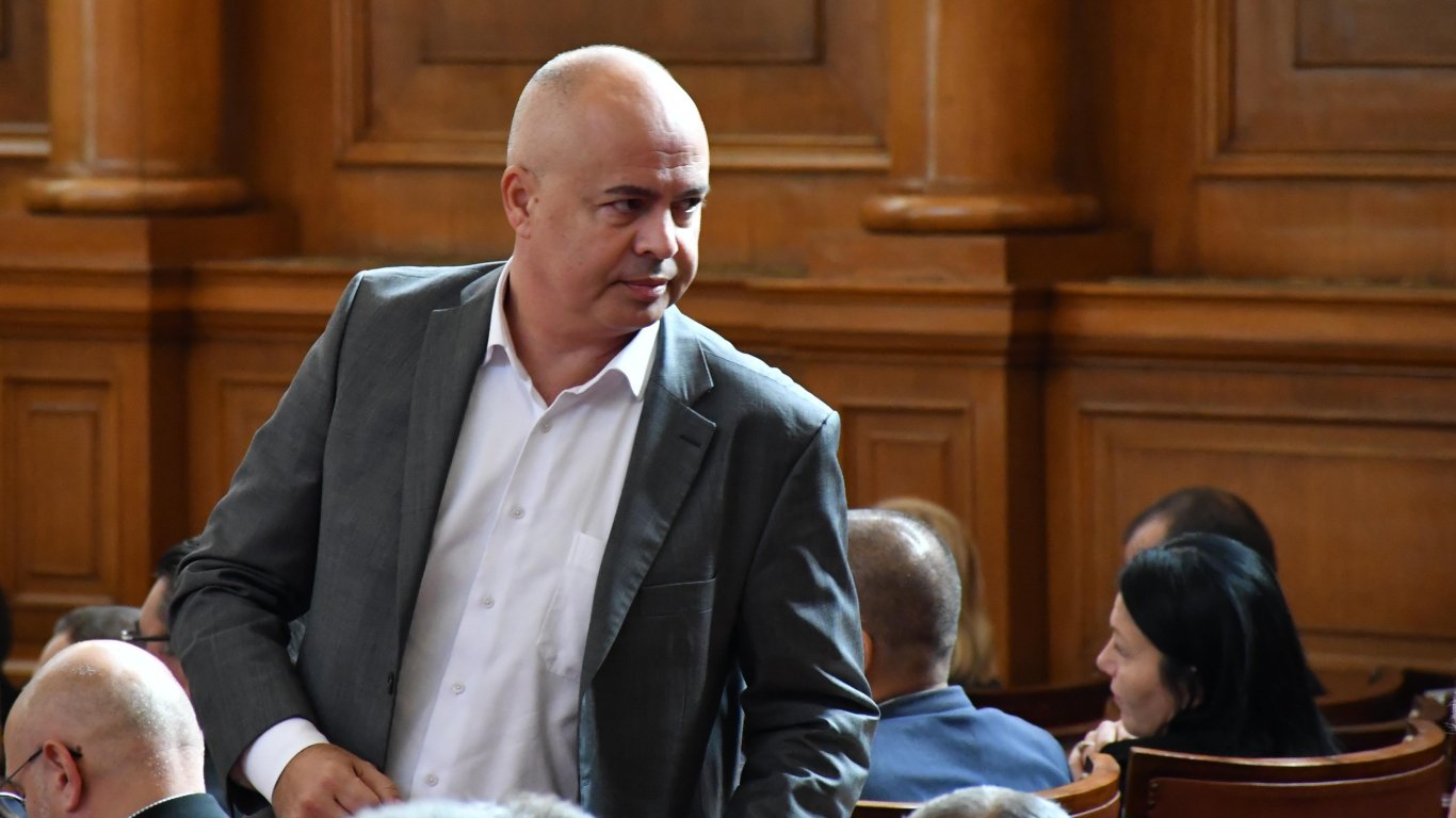 Георги Свиленски: Двата гласа от ДПС за кабинета са болтовете, които крепят резервната гума на джипа