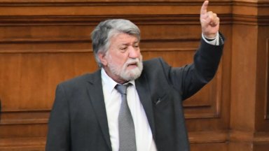 Понякога от неразбиране ценностите страдат много Да спасиш картина е