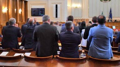 Обичайно парламентарните репортери започват репортажите си от Народното събрание с