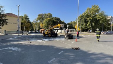 Разлив на азотна киселина на пътното платно близо до кръговото