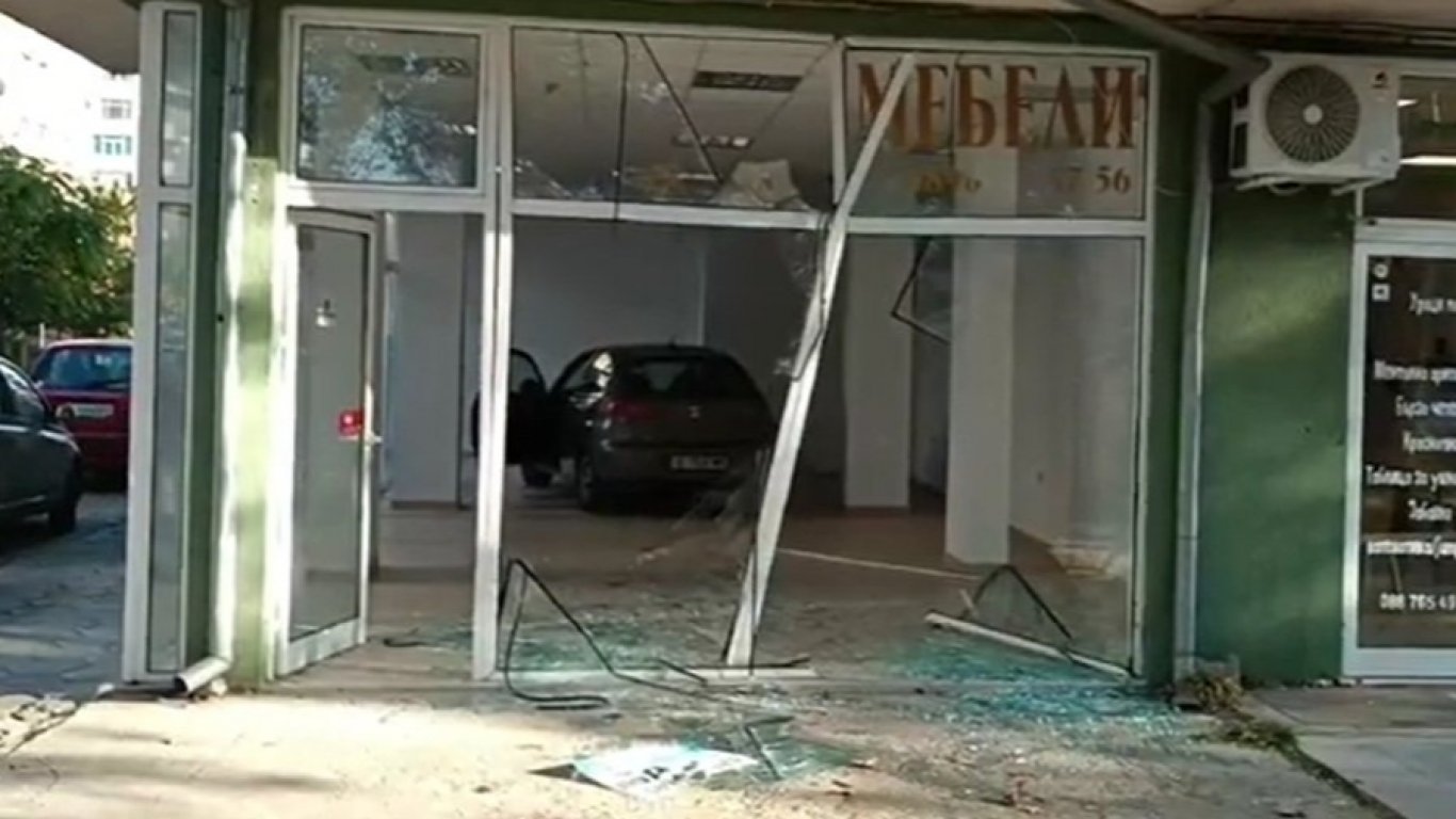 Пиян шофьор отнесе витрина на магазин в Благоевград (видео)