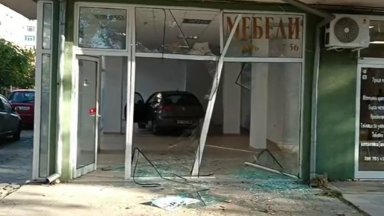 35 годишен пиян шофьор отнесе витрина на магазин в Благоевград съобщиха от