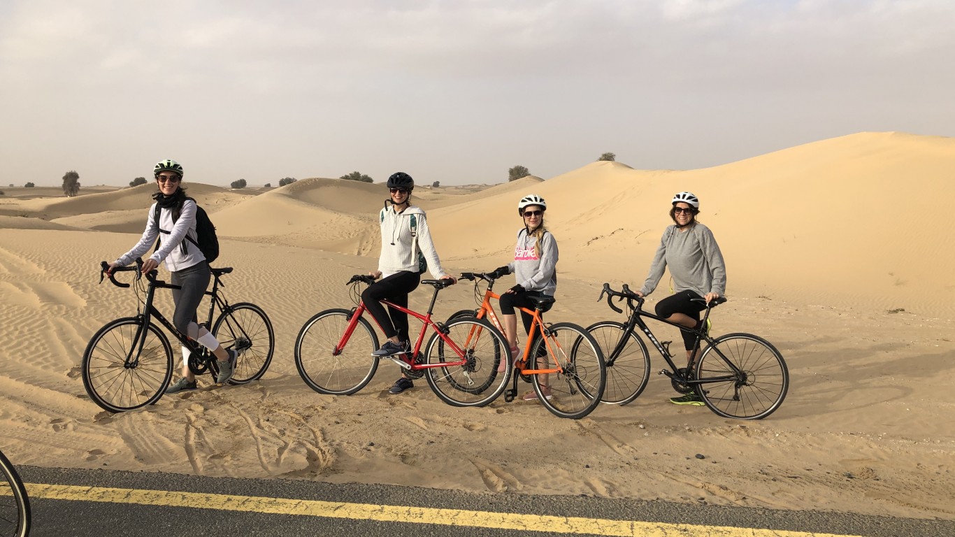 Опознайте приключенски пустинята в Дубай на колело