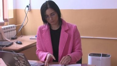 Учителка от Пазарджик ще подари стипендия на дванайсетокласник в неравностойно