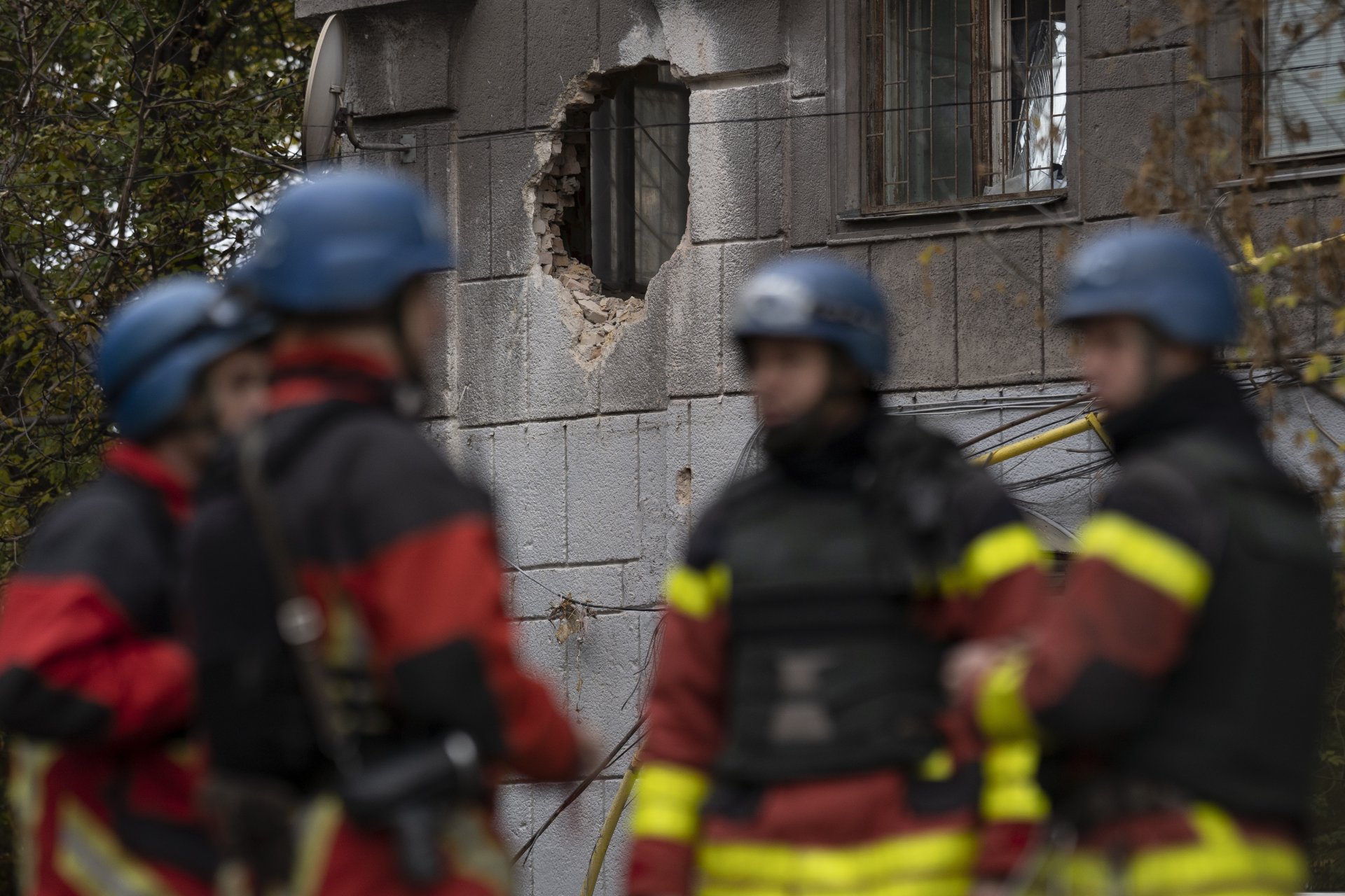 Украински огнеборци гасят пожар след руски ракетни удари (снимка архив)