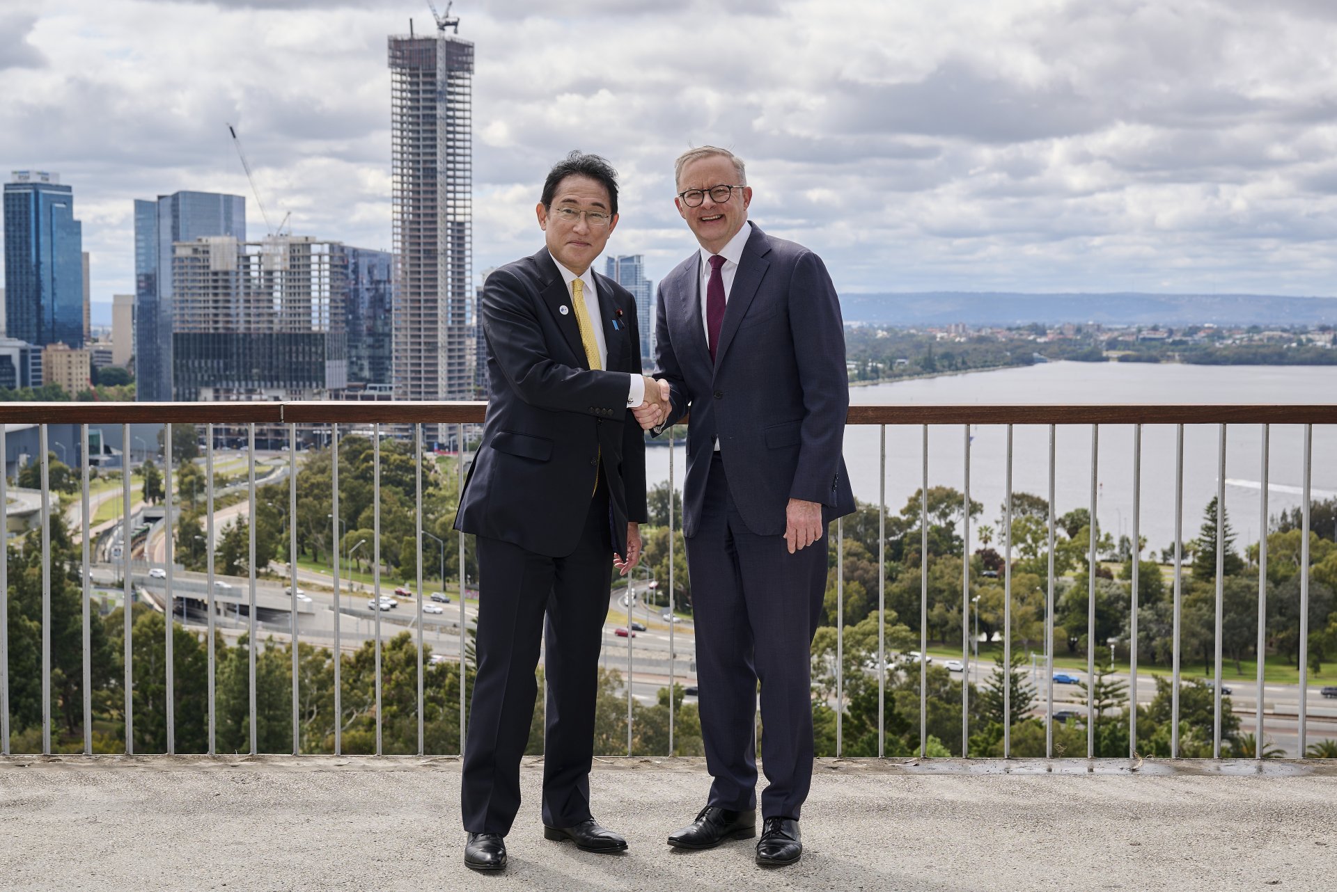 Японският премиер Фумио Кишида се срещна с австралийския си колегата Антъни Албанезе в Пърт, Западна Австралия