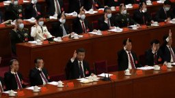 Бившият председател Ху Дзинтао беше изненадващо изведен от конгреса на ККП (видео)