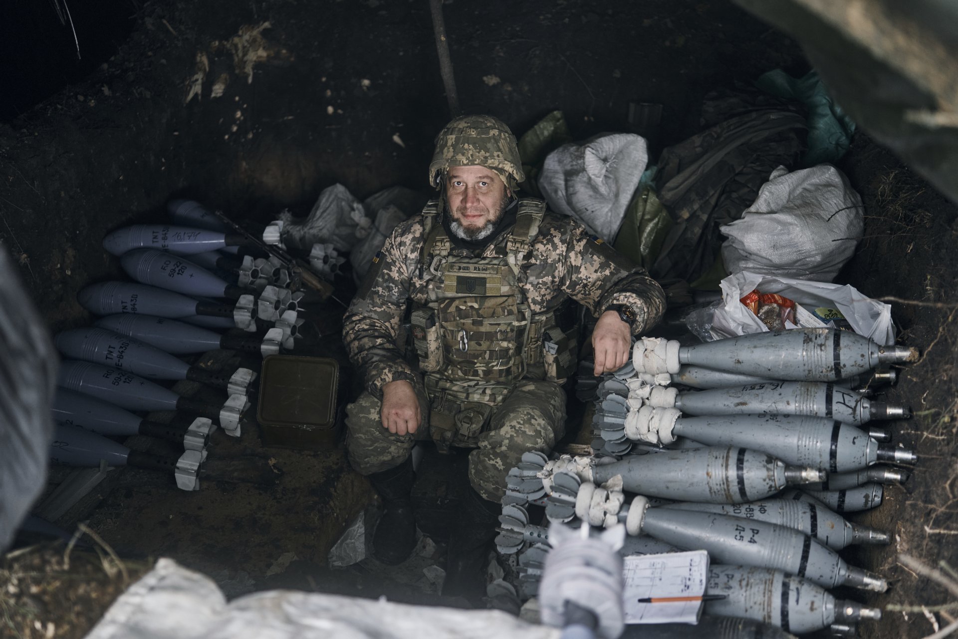 Украински войник седи в укритие, докато се подготвя да обстрелва руските позиции с миномет в Бахмут, Донецка област, Украйна, петък, 21 октомври 2022 г.