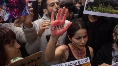 Испанецът Сантяго Санчес документиращ своето пътуване пеш от Мадрид до