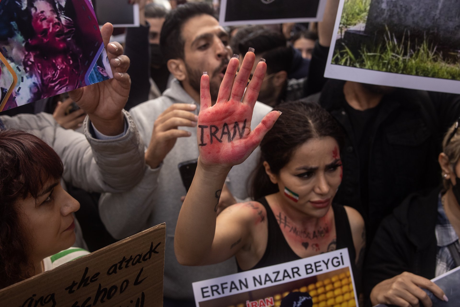 Протестите заради смъртта Махса Амини продължават - кадър от Истанбул 