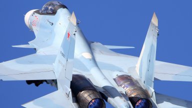 Руски военен самолет падна върху двуетажна къща в сибирския град