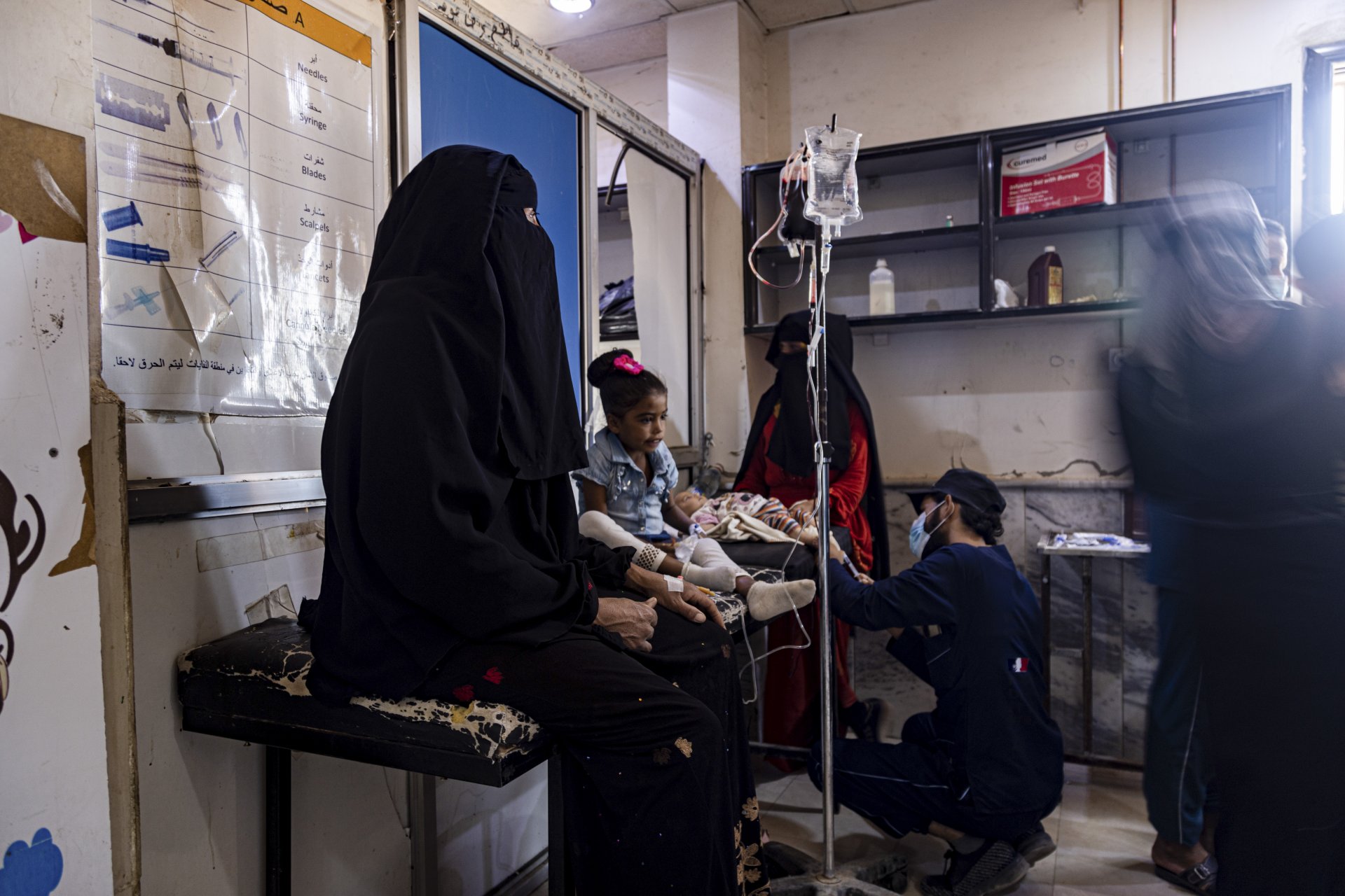 Медици лекуват дете, диагностицирано с холера, в болница в Дейр ел Зур, Сирия, четвъртък, 29 септември 2022 г.