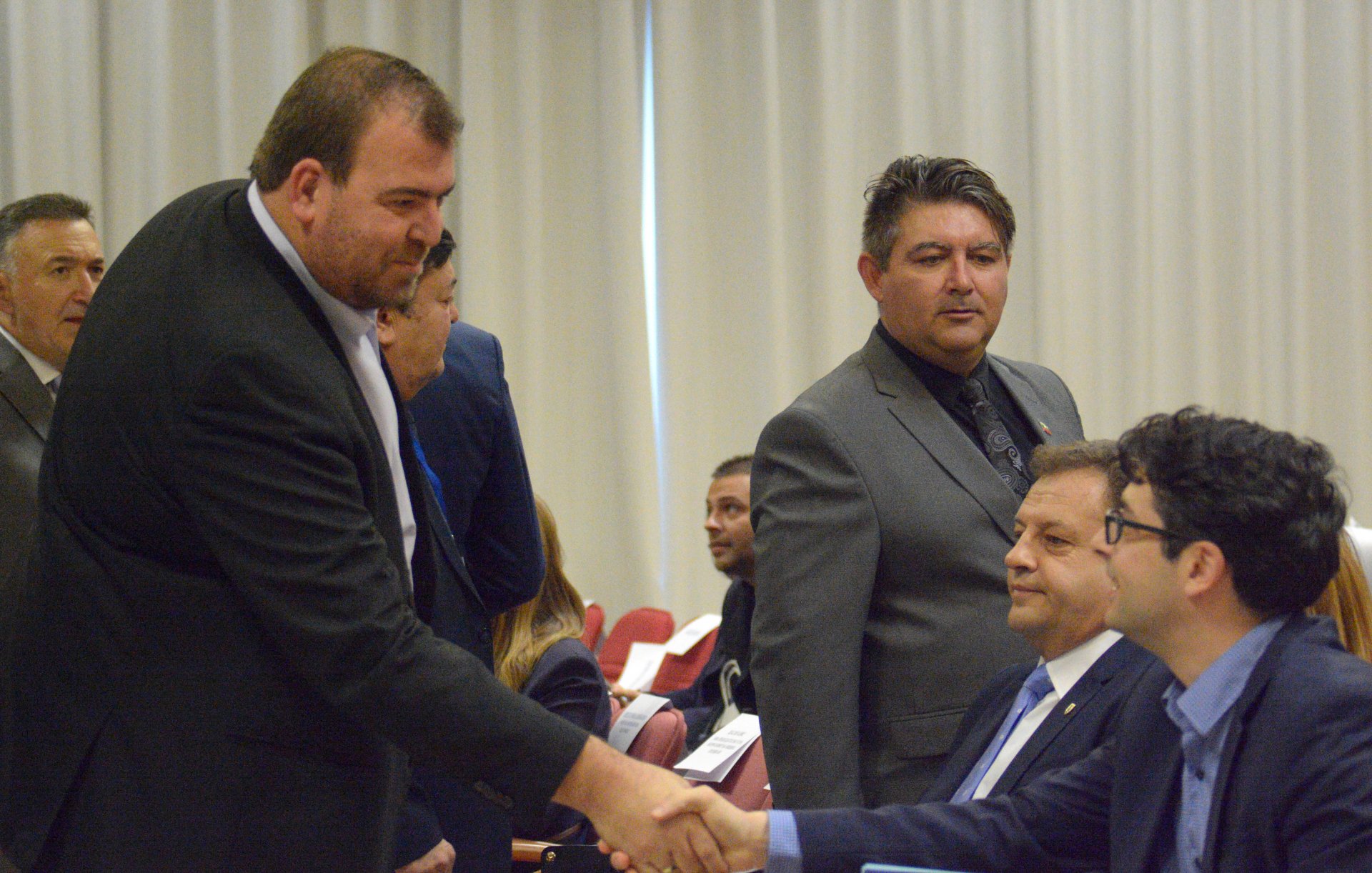 Явор Гечев се ръкува с вицепремиера Атанас Пеканов по време на форума