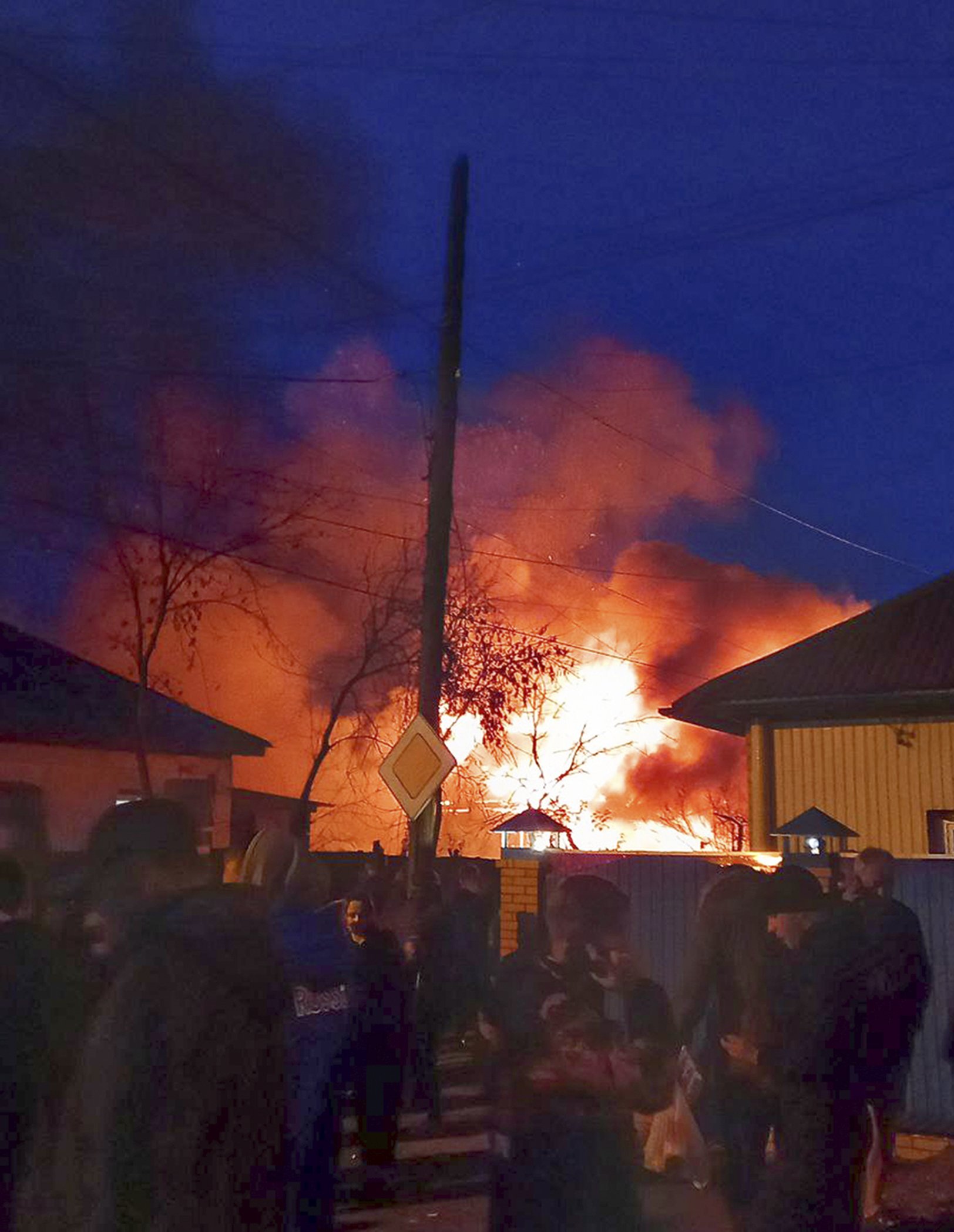 Огън се издига на мястото на разбилия се изтребител Су 30 в Иркутск, Русия, неделя, 23 октомври 2022 г.
