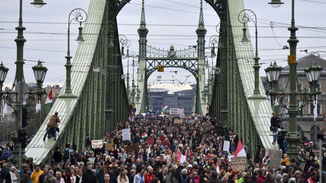 Десетки хиляди протестираха срещу политиката на унгарското правителство в образованието