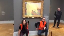 Екоактивисти заляха с картофено пюре картина на Моне в Германия (видео)