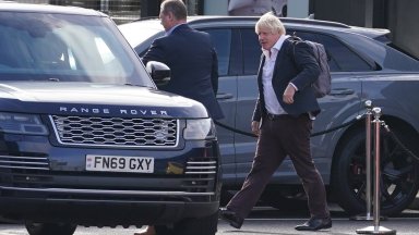 Бившият британски премиер Борис Джонсън се оттегли в неделя от