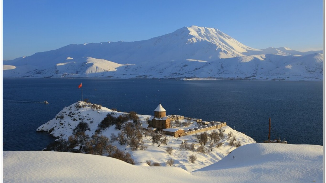 Турция: Сезон "две в едно" - сняг на изток, плаж в Мерсин