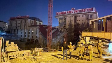 Триетажна сграда на частен университет в Истанбул се срути (видео)