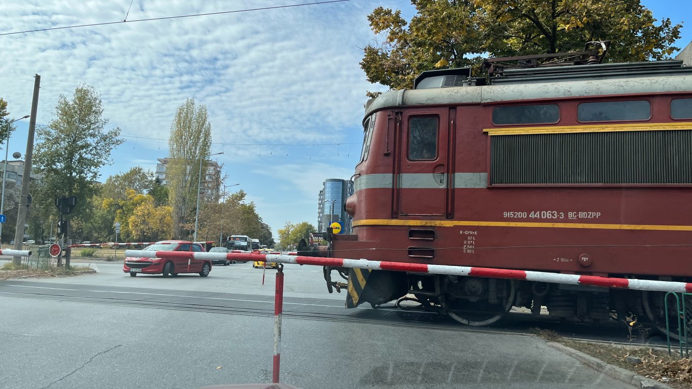 Затвориха за движение жп прелеза на Пещерско шосе, след като шофьор се удари в бариерата