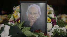 Десетки си взеха последно сбогом с патриарха на съвременната българска литература Антон Дончев