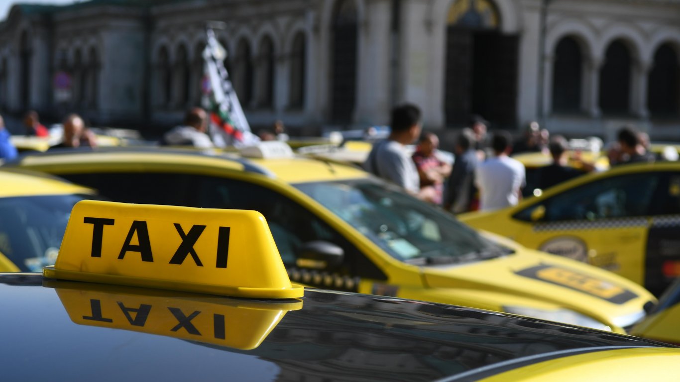  Под натиска на "сопите", закона и инфлацията: Такситата в София поскъпват от догодина