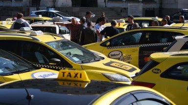 Таксиметрови шофьори излязоха излизат на протест пред сградата на Столична
