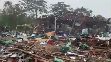 Най малко 60 души сред които известни артисти и музиканти са