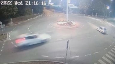 Кадри от охранителни камери показват момента на тежката катастрофа в