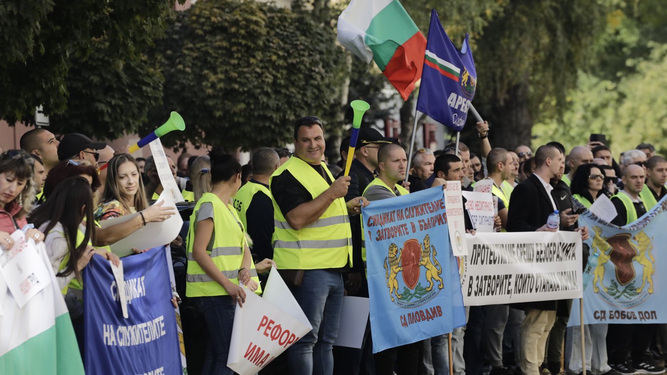 Надзирателите протестират заради променения им режим на работа (снимки)