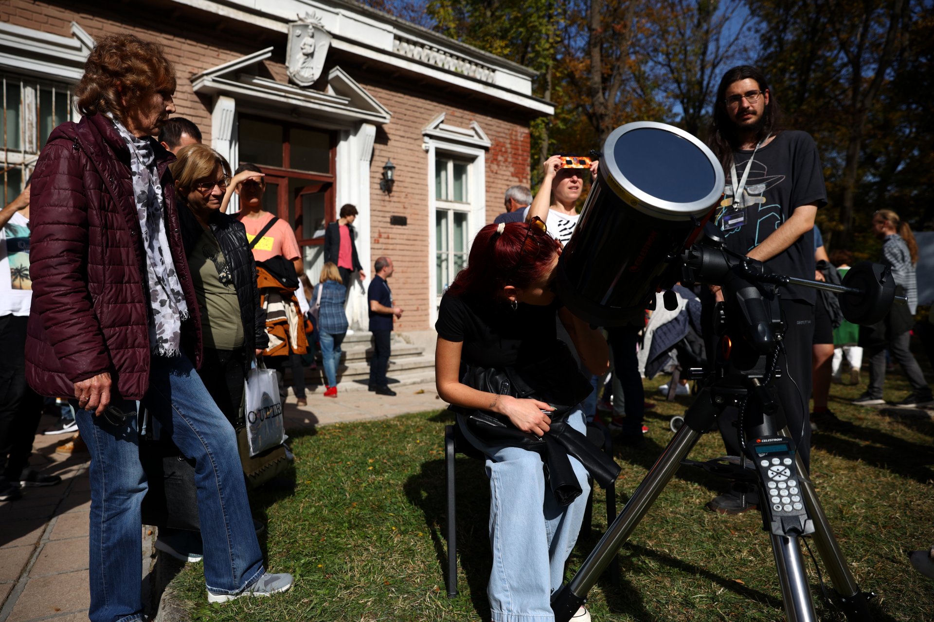 Слънчевото затъмнение се вижда най-добре чрез специален телескоп с фитър