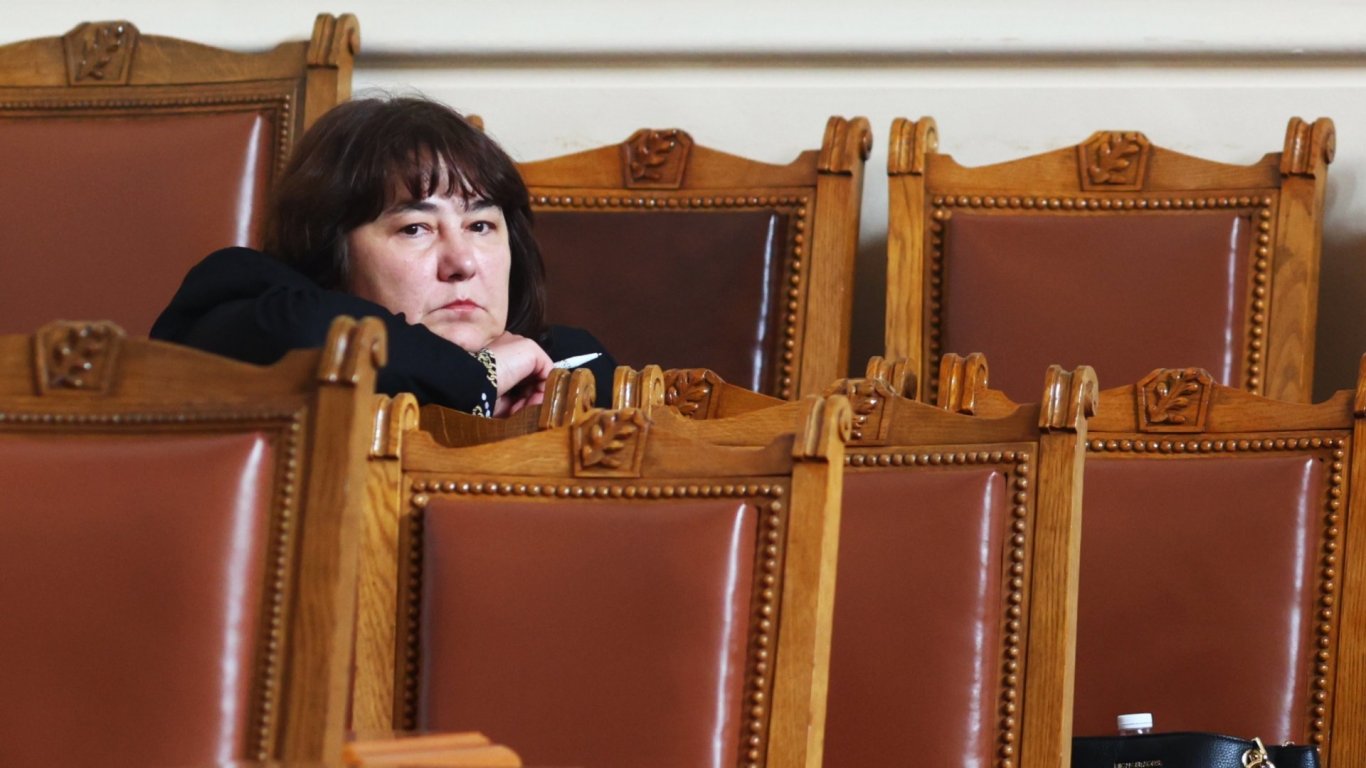 Росица Велкова готви строг бюджет с промяна в данъци и свиване на разходи