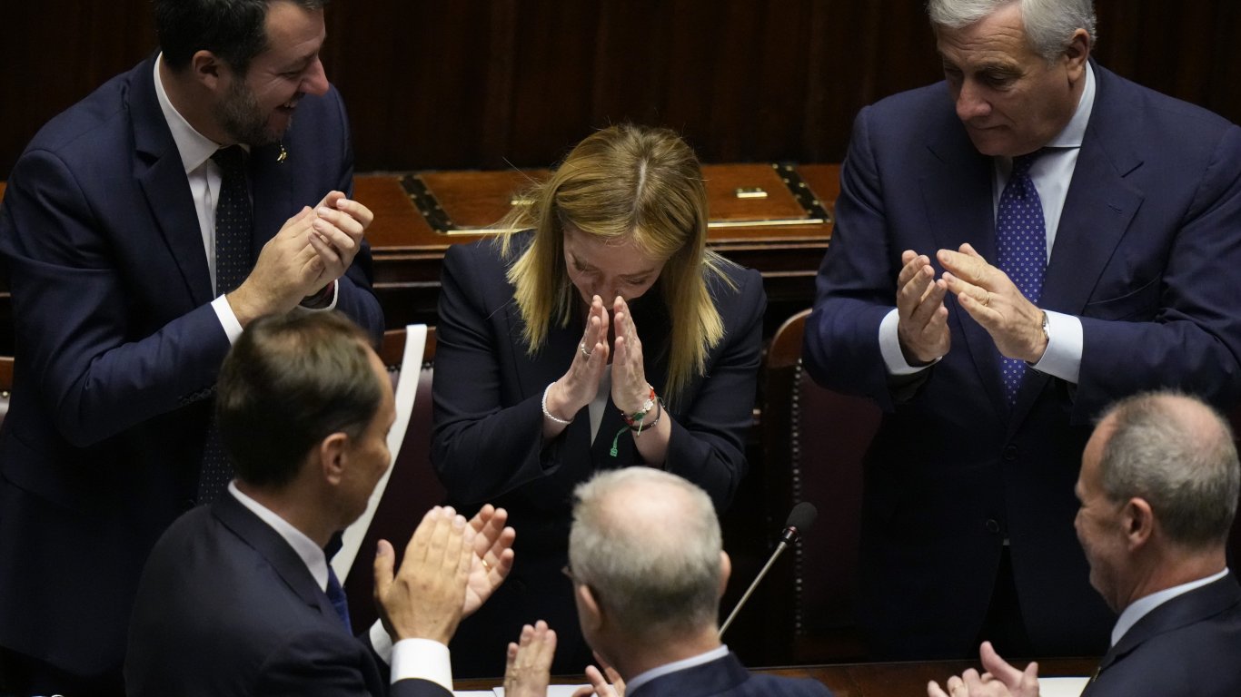 Мелони се закле в парламента на Италия и обеща да мине през трудностите в 70-минутна реч