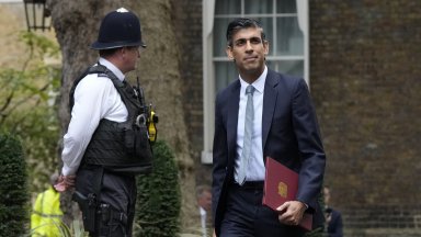 Британският премиер Риши Сунак обмисля ограничения за чуждестранни студенти които