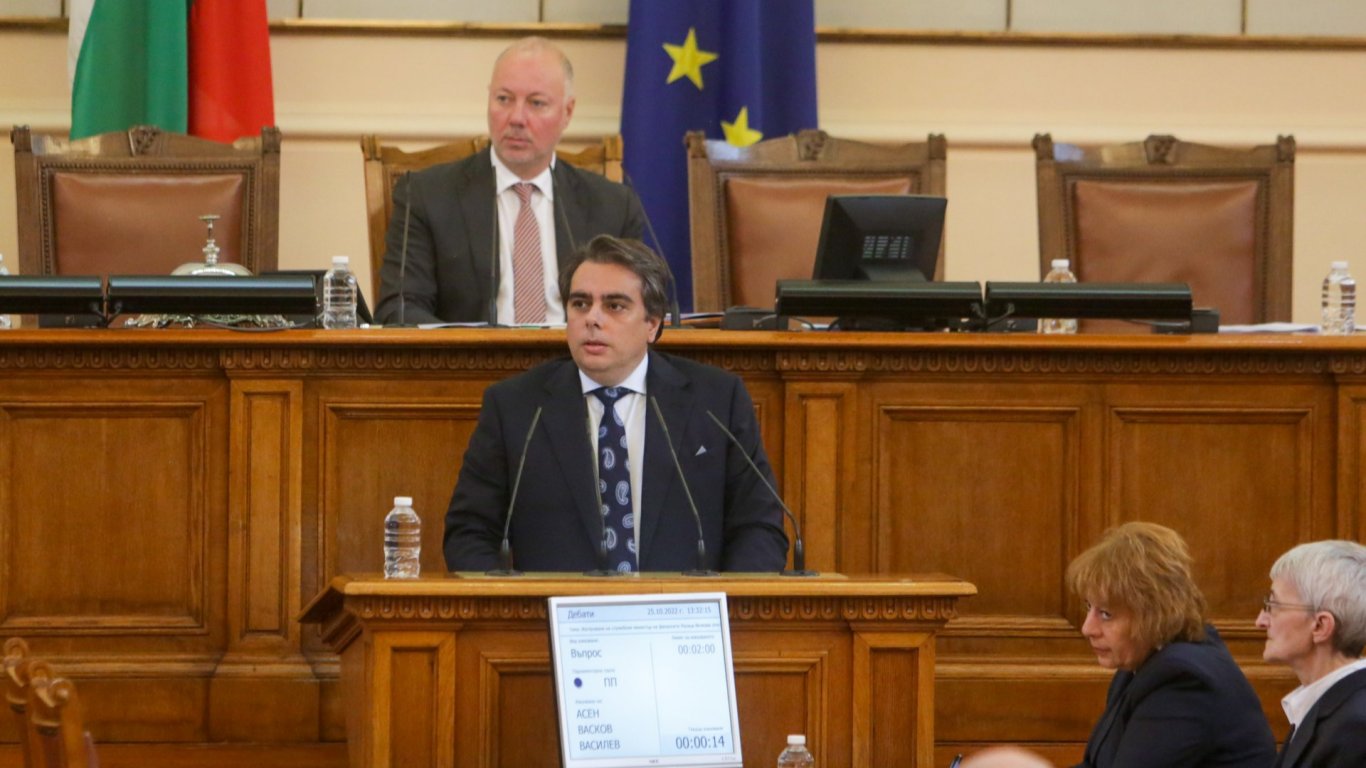 Асен Василев: Насаждат се безпочвени страхове, кабинетът да внесе проектобюджет