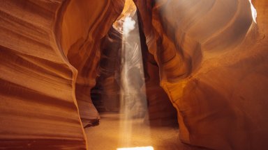 Съпруг и съпруга двойка с две малки деца и най малко