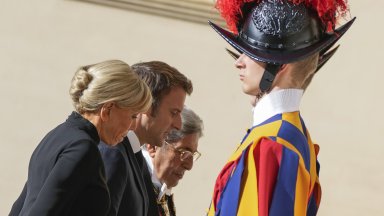 Президентът на Франция Еманюел Макрон е подарил на папа Франциск