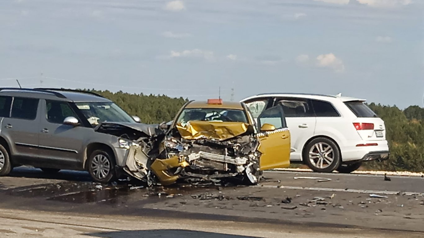 Тежка катастрофа с три коли затвори пътя Варна-Оброчище