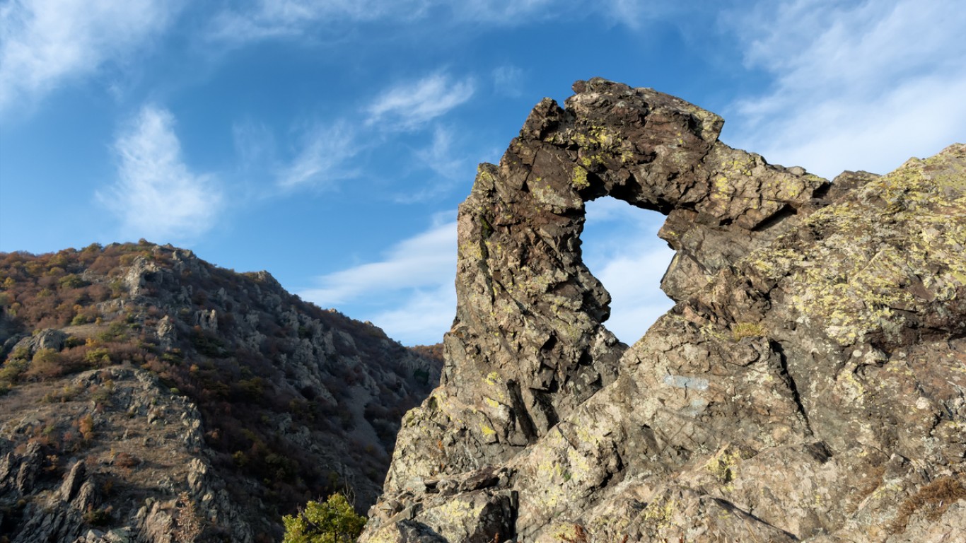 Скалният феномен Халката е сред най-посещаваните обекти в Природния парк „Сините камъни“ 