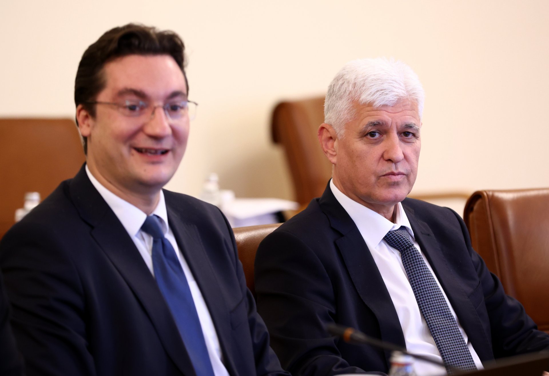 Правосъдният министър Крум Зарков (вляво) на заседаниетон на правителството. (Снимки: БТА)