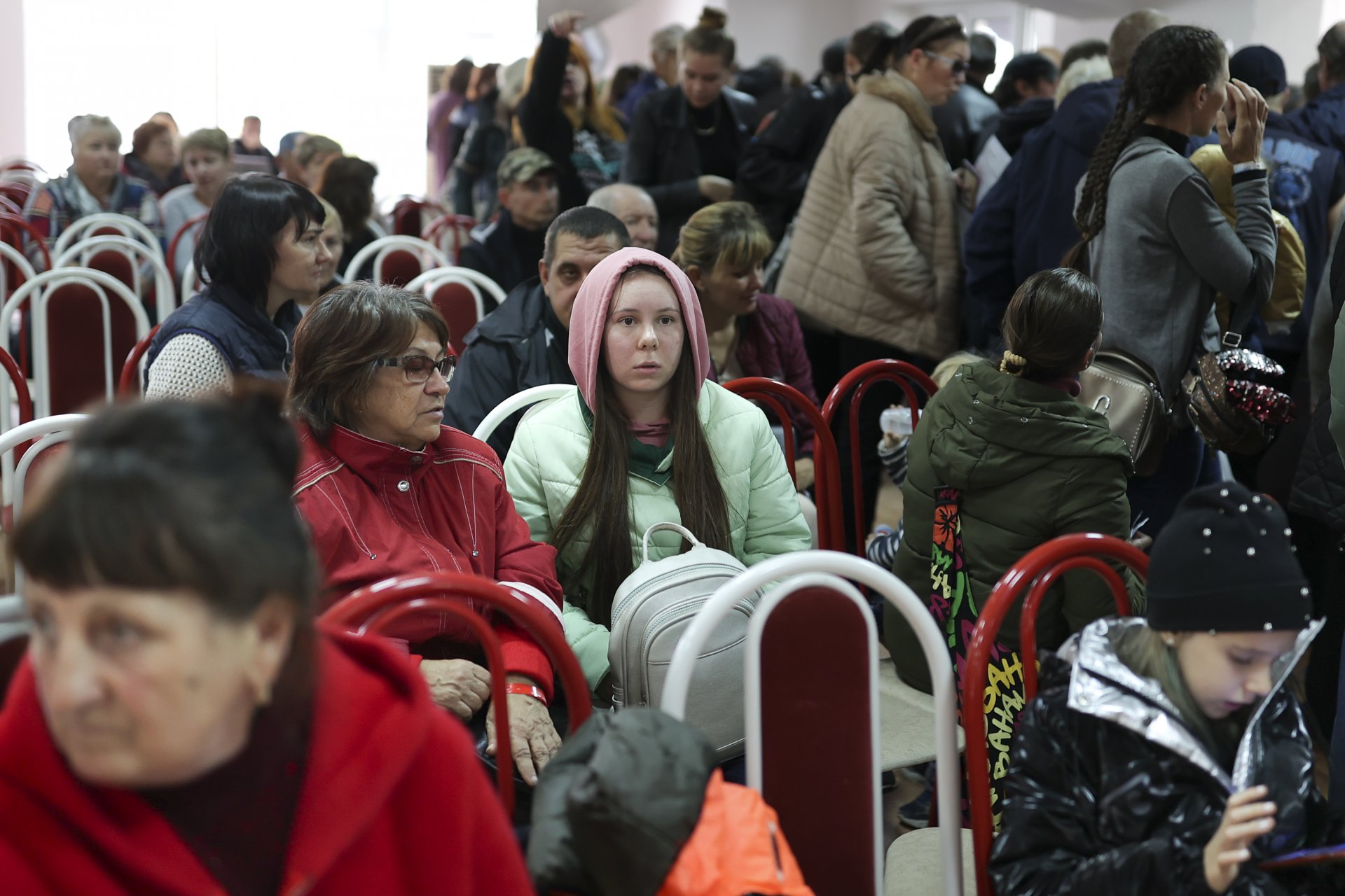 Евакуирани граждани на Херсон се събират на жп гарата в Анапа, Южна Русия, вторник, 25 октомври 2022 г.