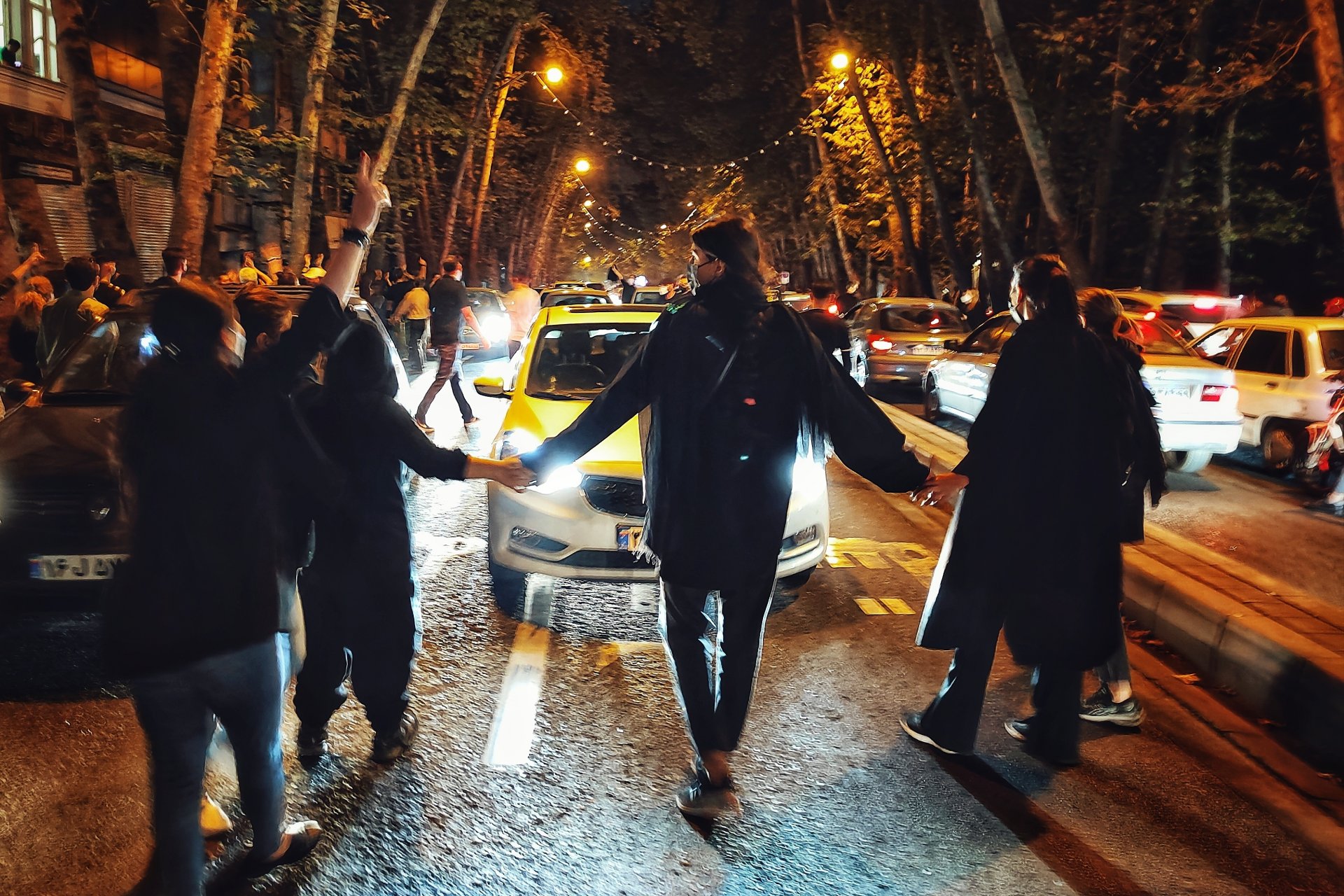 Ирански жени протестират в Техеран след смъртта на 22-годишната Махса Амини