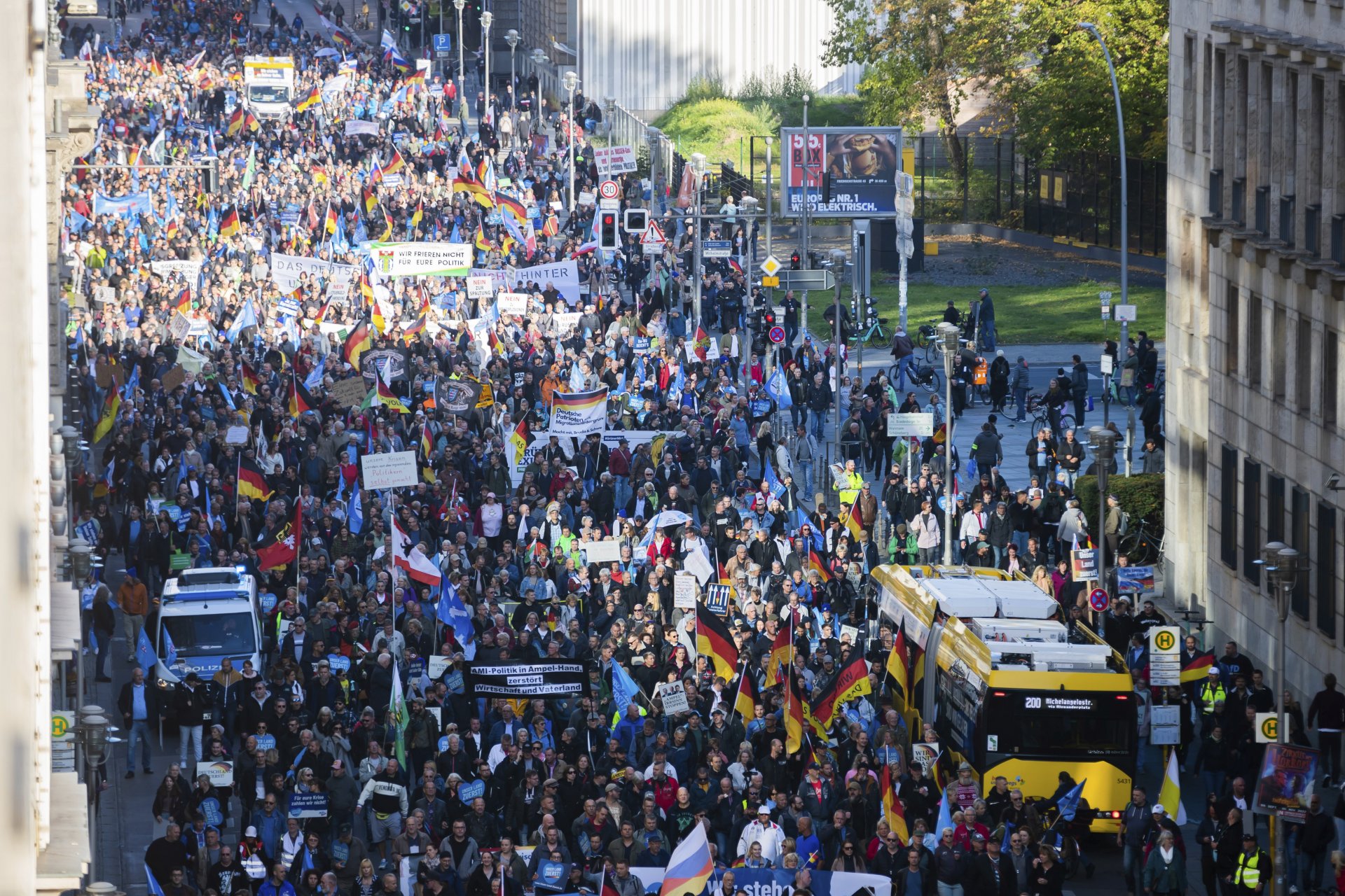 Протест за осигуряване на енергийна сигурност и защита от високите цени и инфлацията в Берлин на 8 октомври.  Въпросът е кого ще удари бумерангът - банките, правителствата или гражданите, и колко силно