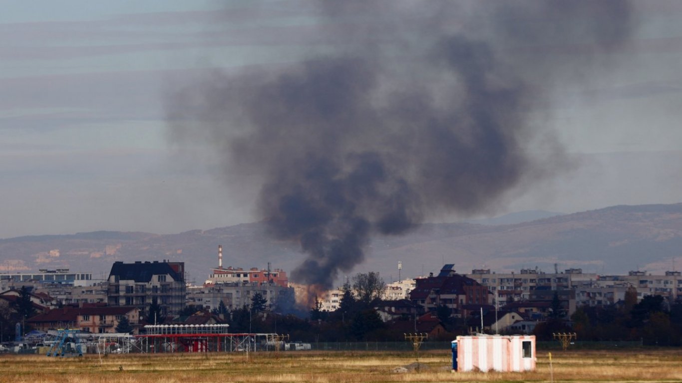 Пожар пламна в къща на столичния бул. "Ботевградско шосе" (видео)
