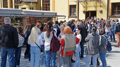 Младите хора искат стартовата им заплата да е поне 1200