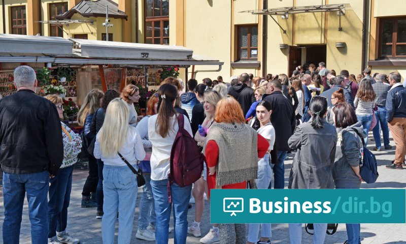 Младите хора искат стартовата им заплата да е поне 1200