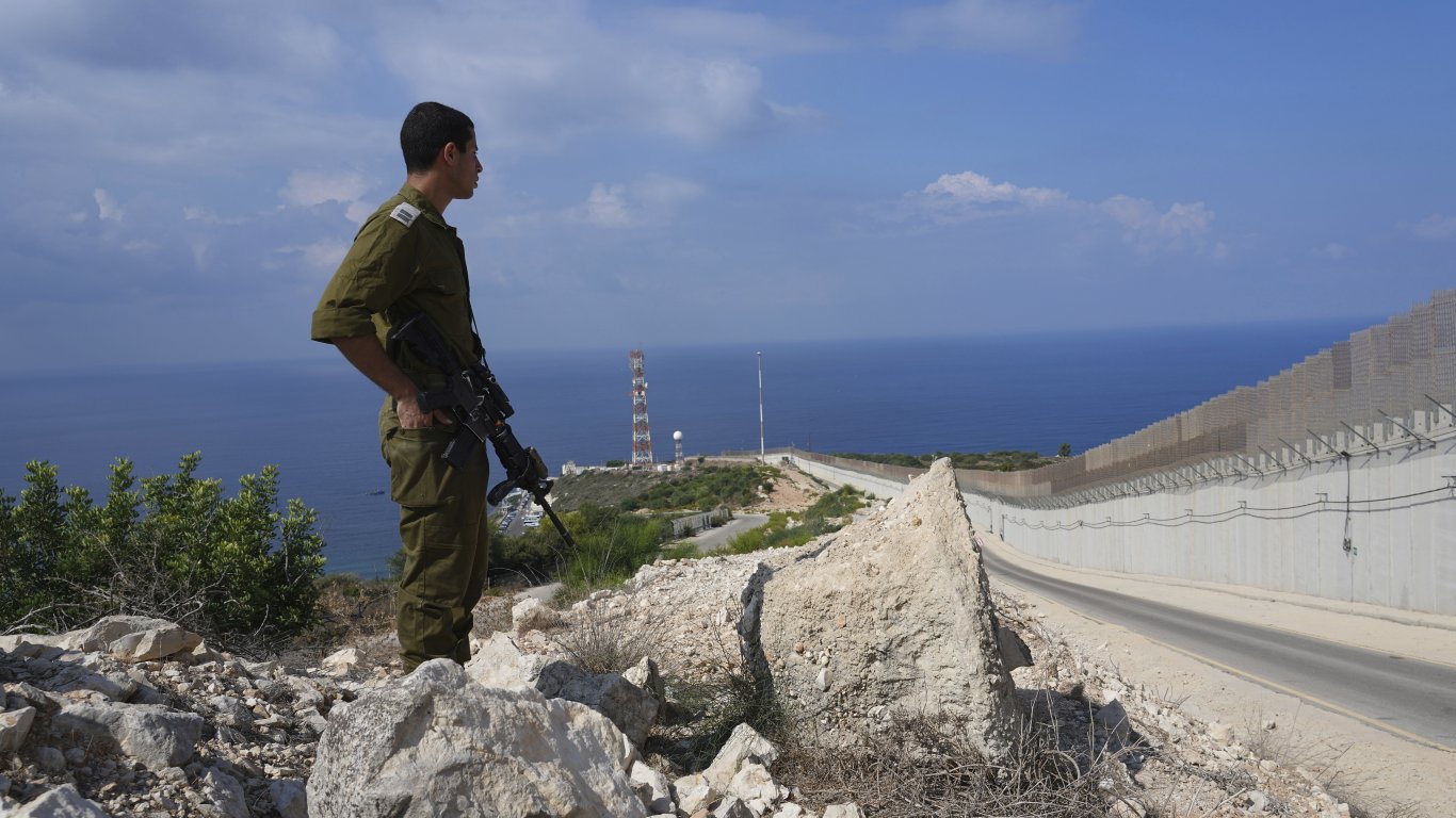 Израел и Ливан тушираха десетилетия вражда с морска граница