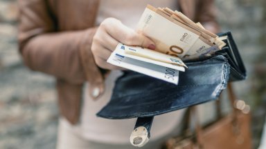 Променят ли парите хората?: 3 години по €1200 месечно без работа за 122-ма души